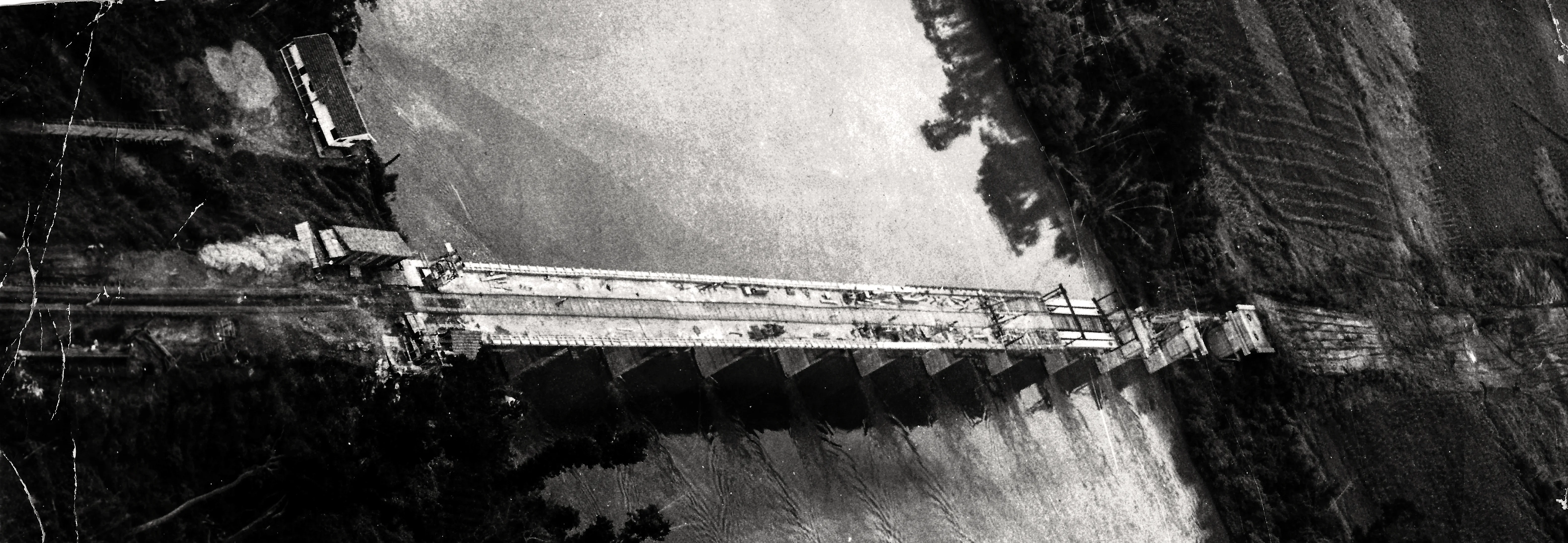 Vista aérea de obra de infraestrutura com ponte e vias de circulação.
