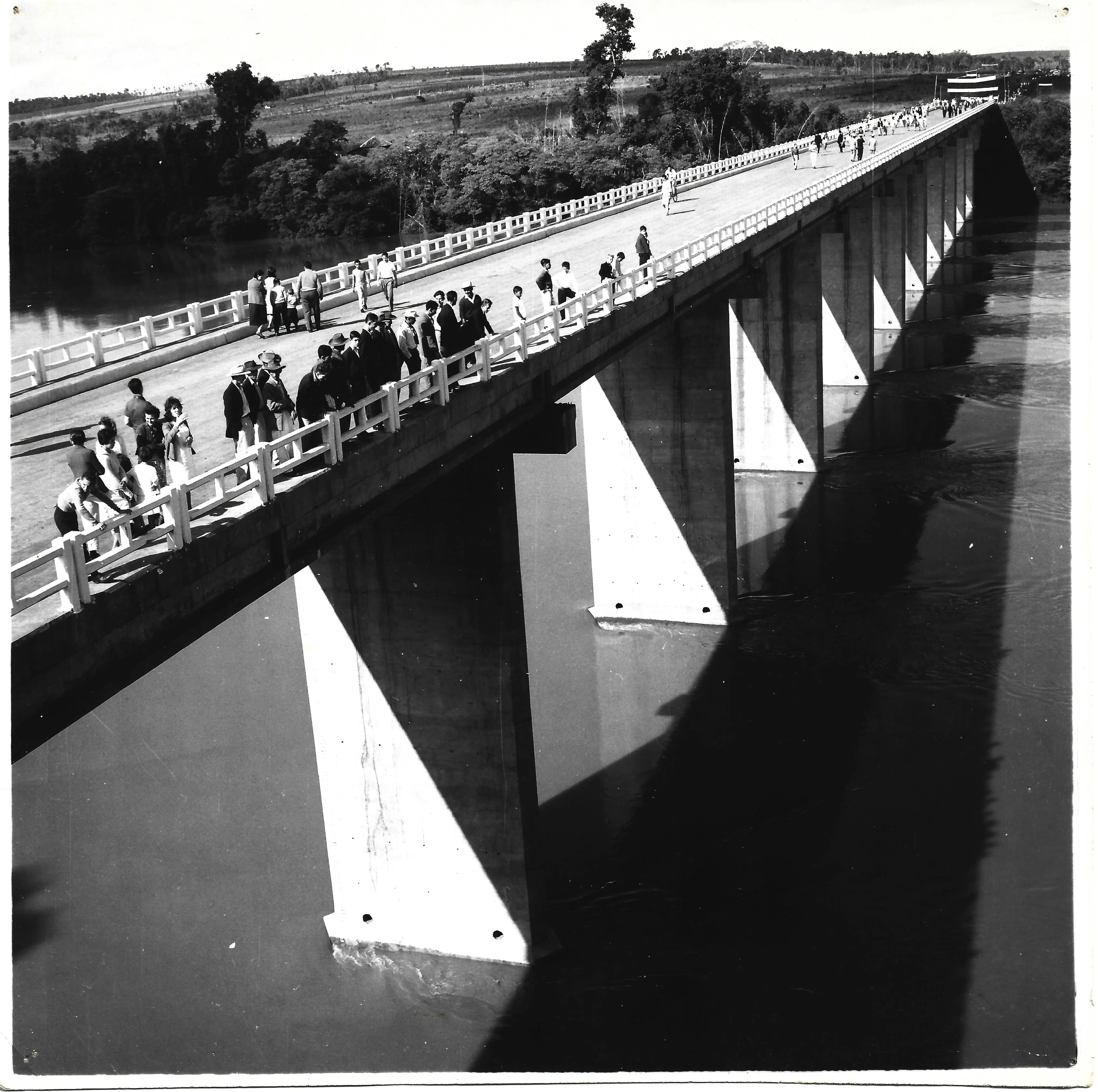 Viaduto sobre o Rio Ivaí projetado pela Projeth Estruturas.